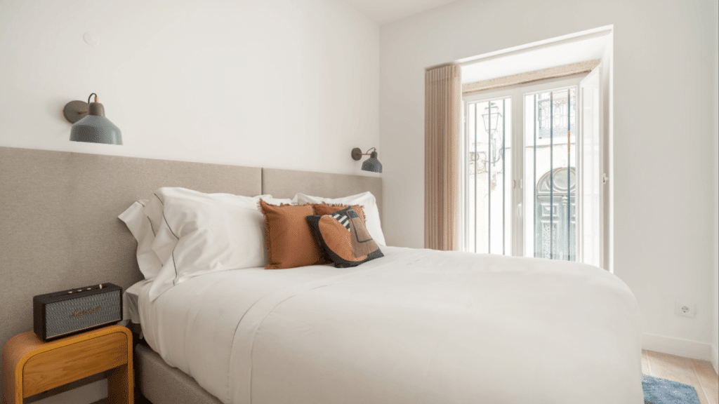 Bright private studio bedroom for a Lisbon vacation